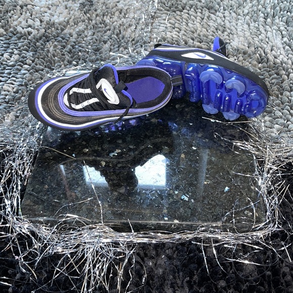 One of Nike extremely attractive, versatile shoe. - Picture 3 of 17